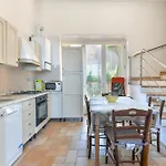 Laura Apartment *